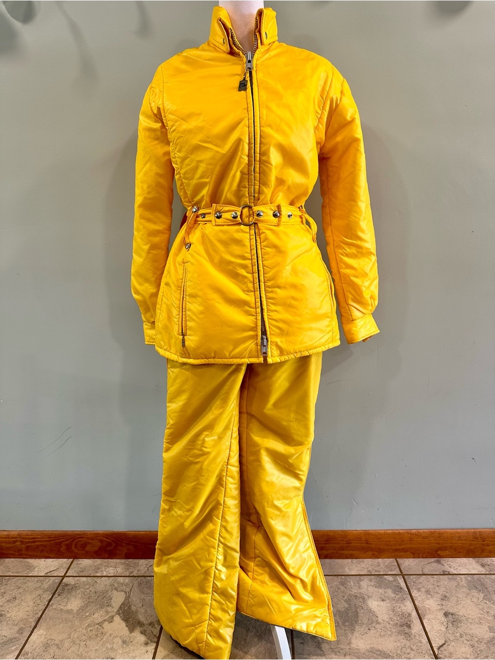 Vintage Profile Women's Yellow Ski Jacket and Pant Set